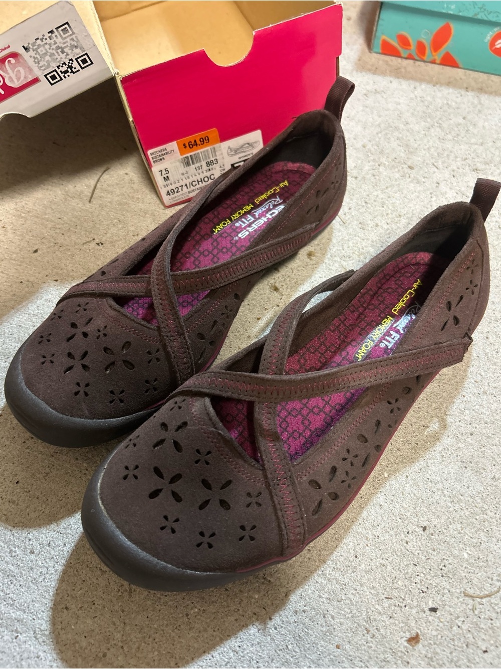 Brand New Skechers Relaxed Fit with Memory Foam Shoes size 7.5